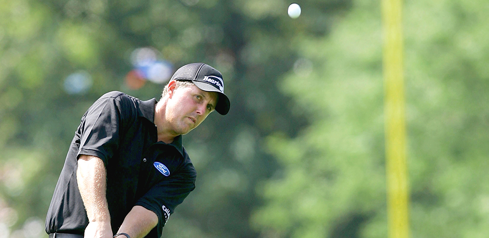 Phil Mickelson plays the decisive chip onto the last green in the 2005 PGA Championship